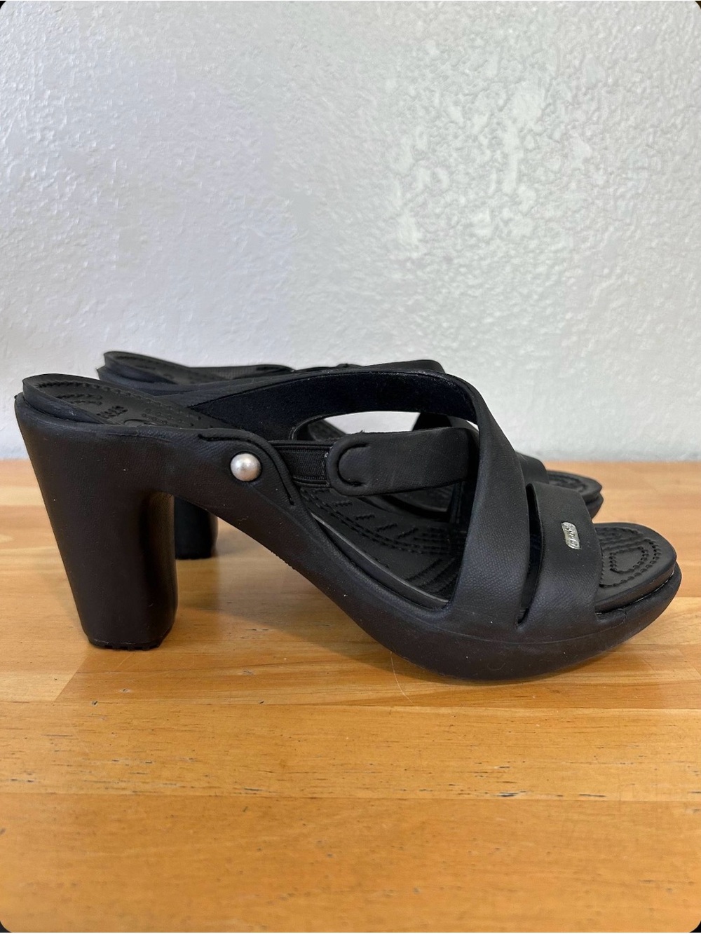 Crocs Black Cross Strap Heeled Sandals Comfort Shoes Women’s 8